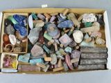 une boîte remplie de roches et de pierres de toutes sortes