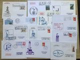 beaucoup de timbres posés sur une table, sur lesquels figurent d'autres timbres