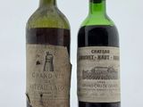 deux bouteilles de vin posées l'une à côté de l'autre sur une table
