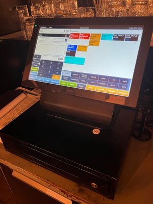 une photo d'une caisse enregistreuse dans un bar