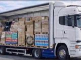 un semi-remorque avec un important chargement de cartons à l'arrière