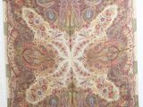 une grande écharpe à motifs paisley accrochée à un mur