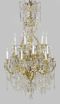 an image of a chandelier with many lights hanging from it