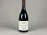 une bouteille de vin rouge posée sur une table