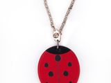 un porte-clés en forme de coccinelle, orné d'une coccinelle rouge et noire
