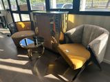 une chaise et une table dans une pièce dotée de grandes fenêtres