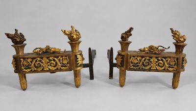 paire de bougeoirs français anciens en bois doré, ornés d'oiseaux et de fleurs