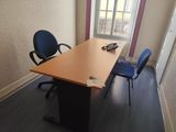 un bureau avec deux chaises et un ordinateur portable dessus