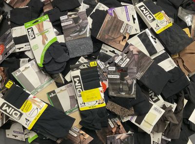 de nombreuses paires de chaussettes noires et blanches empilées les unes sur les autres