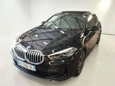 Une BMW X2 noire est garée dans une pièce blanche