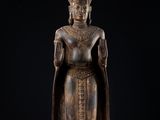 une statue en bronze représentant une femme coiffée d'une couronne