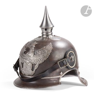 un vieux casque orné d'un aigle