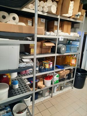 de nombreuses étagères contenant divers objets dans une pièce