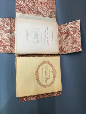 un livre ouvert posé sur une table