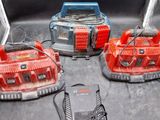 trois piles rouges et noires sont posées sur une table