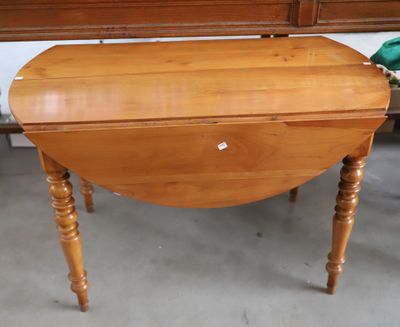 une petite table en bois avec un tiroir en dessous