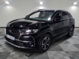 le 4x4 noir est garé dans une grande pièce au sol en damier