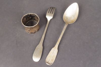 Lot en argent comprenant : 1 couvert uni (fourchette et cuil…