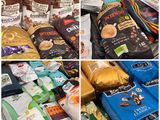 de nombreux types différents de sachets de café sur la table