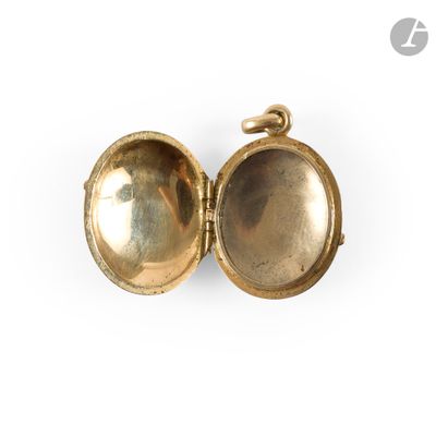 an image of a gold locke with a picture inside of it