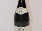 une bouteille de vin posée sur une table