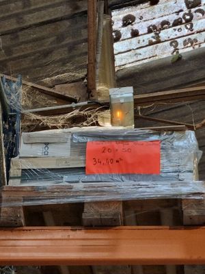 plusieurs morceaux de bois sont empilés les uns sur les autres sur une table