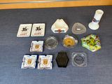 un grand nombre d'objets posés sur la table
