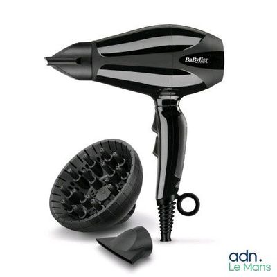 un sèche-cheveux noir et une brosse à cheveux sur fond blanc