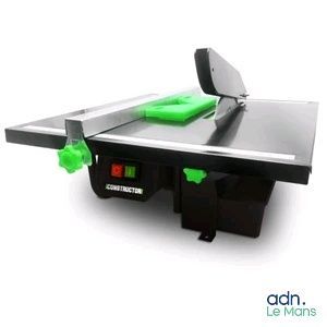 une image représentant une scie à table équipée d'une lame verte