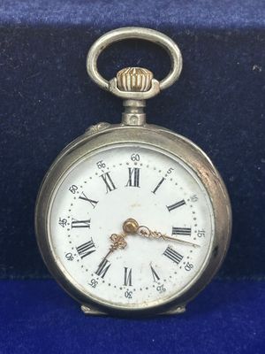 une montre de poche en argent avec des chiffres romains