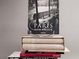 plusieurs livres sont empilés sur une table