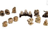 un grand nombre de figurines posées sur une table