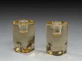 deux verres à shot posés l'un à côté de l'autre sur une table