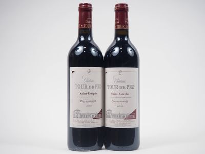 deux bouteilles de vin rouge posées l'une à côté de l'autre sur une surface blanche