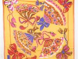 une image représentant une écharpe jaune ornée d'un motif floral