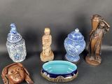 de nombreux vases et figurines de toutes sortes sur la table