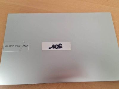 un autocollant sur lequel est écrit « Joe » à l'arrière d'un ordinateur portable