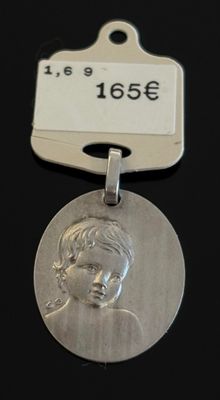 une image représentant une médaille d'argent sur laquelle figure le visage d'une femme