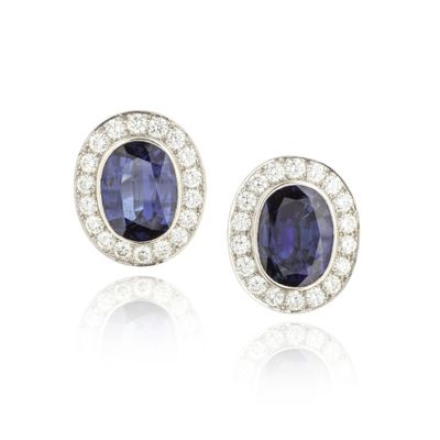une paire de boucles d'oreilles en saphir et diamant
