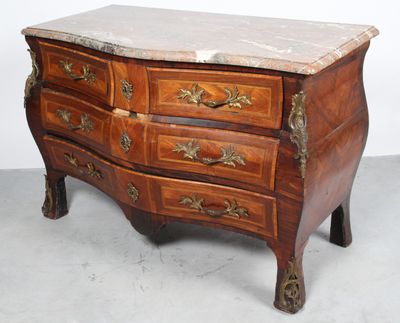 une commode en marbre dans une pièce