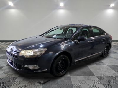 la photo d'une voiture garée dans un garage