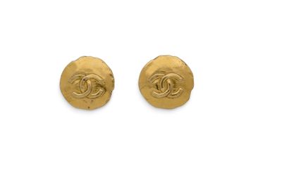 une paire de boucles d'oreilles Chanel