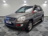une photo d'une Toyota RAV grise garée dans un garage