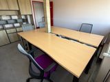 une photo d'une salle de réunion avec un bureau et des chaises