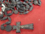 un tas de petits objets posés sur une surface rouge