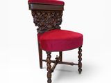 une vieille chaise avec une assise rembourrée rouge sur fond blanc