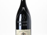 une bouteille de vin posée sur une table