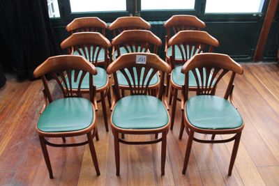 six chaises alignées sur le parquet