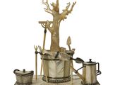 une statue représentant une femme, avec un arbre en arrière-plan