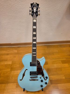 an electric guitar sitting on top of a hard wood floor